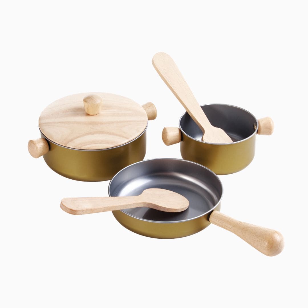 Plantoys pannenset van metaal en hout voor in het houten kinderkeukentje