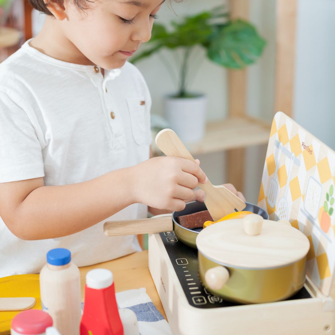 Plantoys pannenset van metaal en hout voor in het houten kinderkeukentje