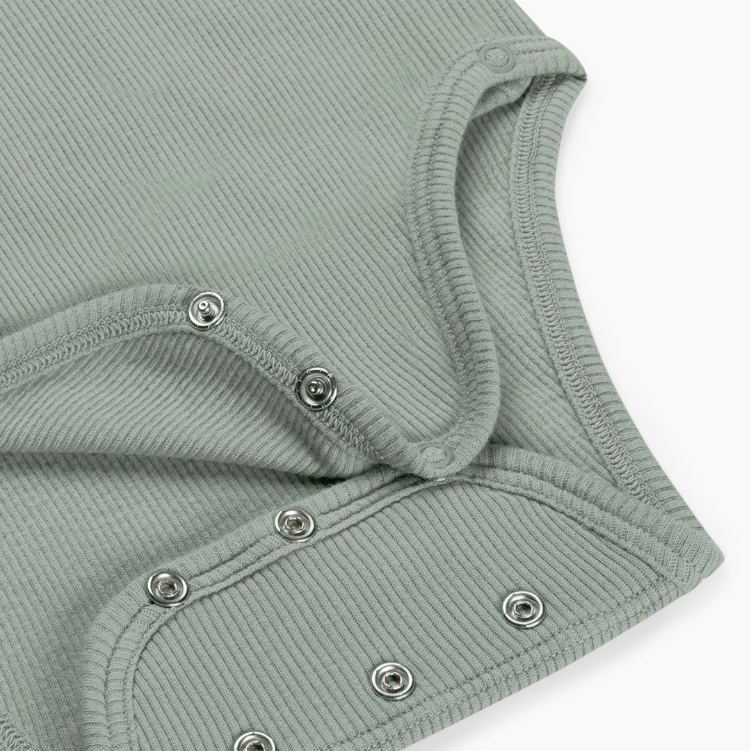 Romp & Roll overslagromper met lange mouwen en meegroeibuttons in de oudgroene kleur sage