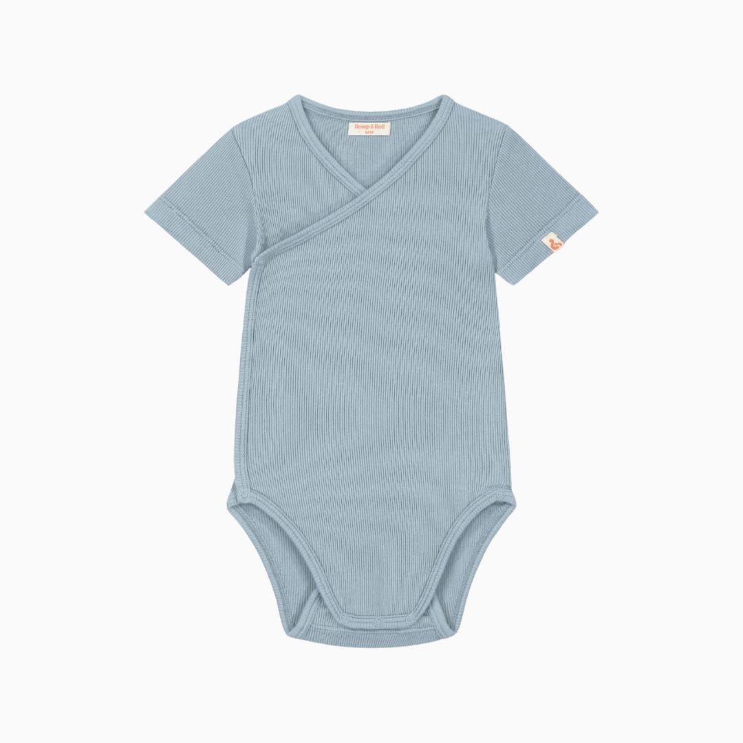 Romp & Roll wikkelromper met meegroeibuttons en korte mouwen in de lichtblauwe kleur breeze