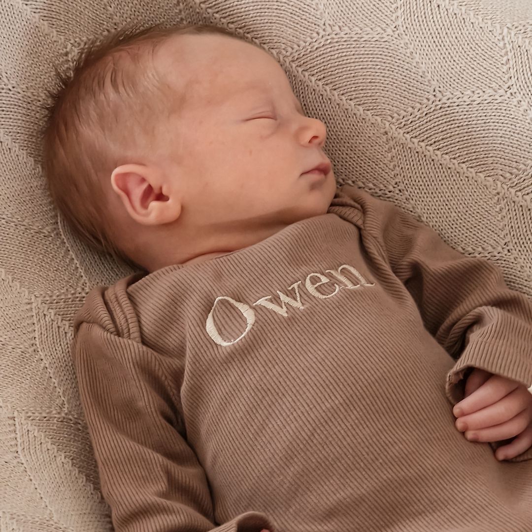 Romper met lange mouwen gepersonaliseerd met geborduurde naam van Romp & Roll in de kleur Woodland bruin