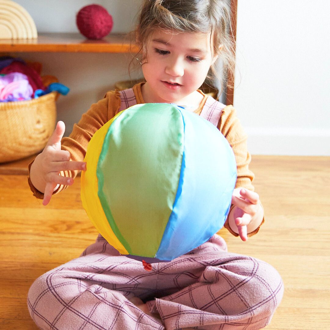 Sarah's Silks zijde bal voor ballon in regenboogkleuren