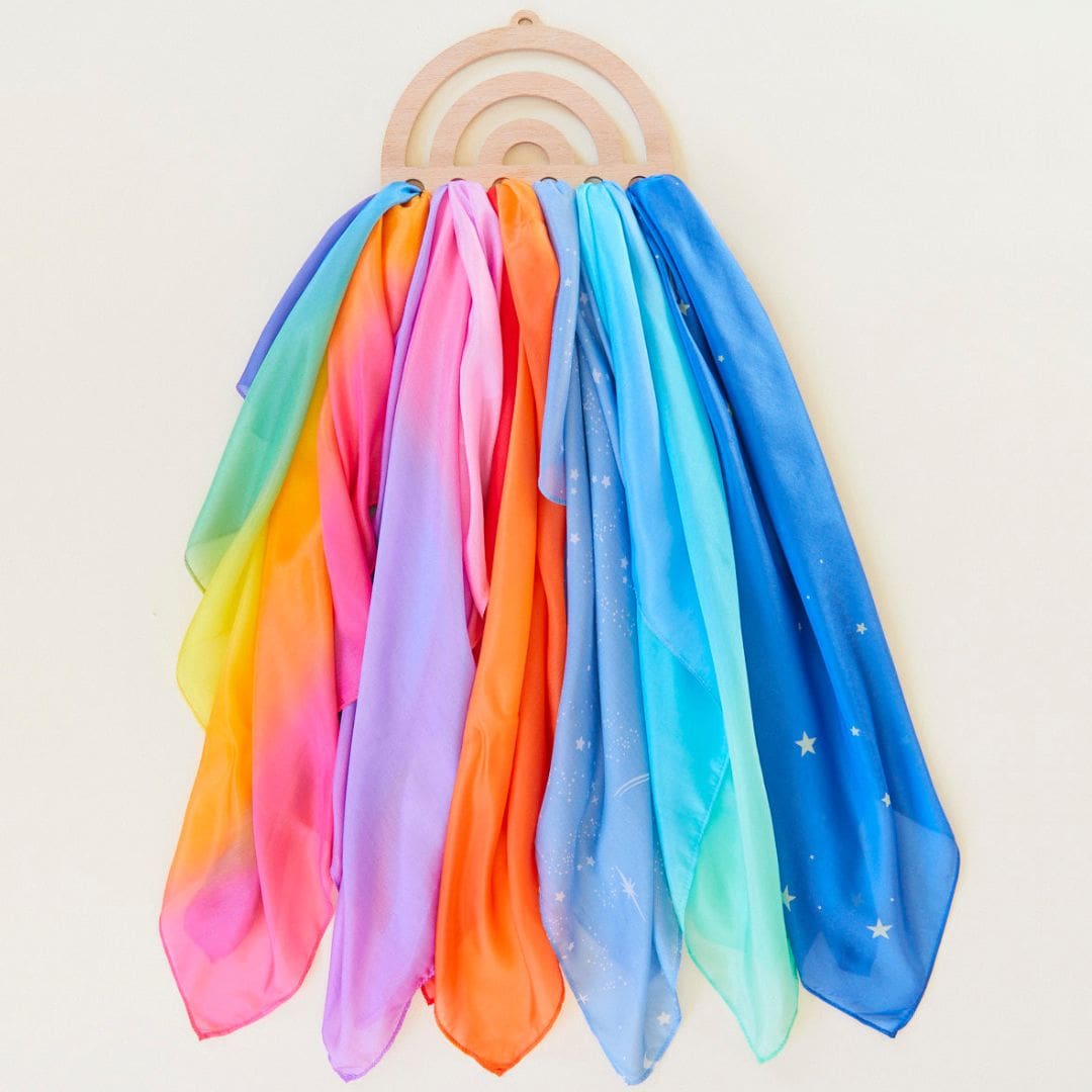 Sarah's Silks houten display voor speelzijde in regenboog vorm