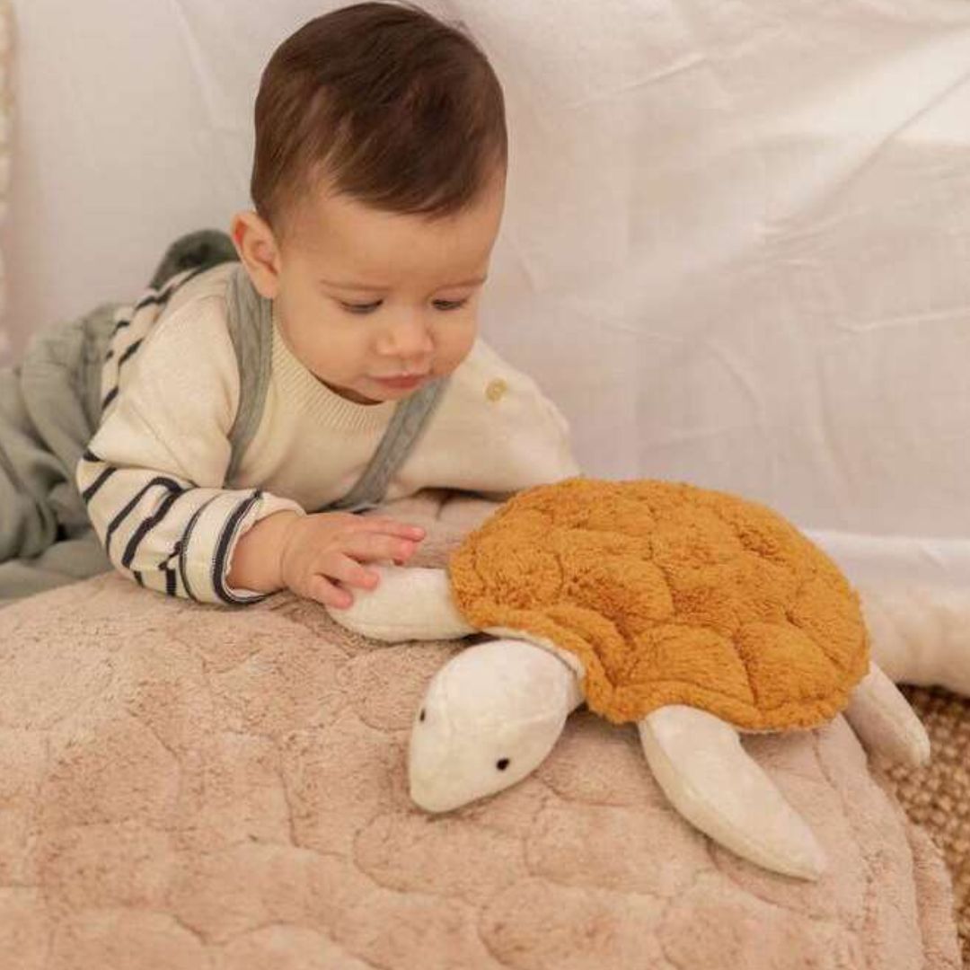 Senger Naturwelt warmteknuffel schildpad met warmtekussen met kersenpitten in de kleur terra