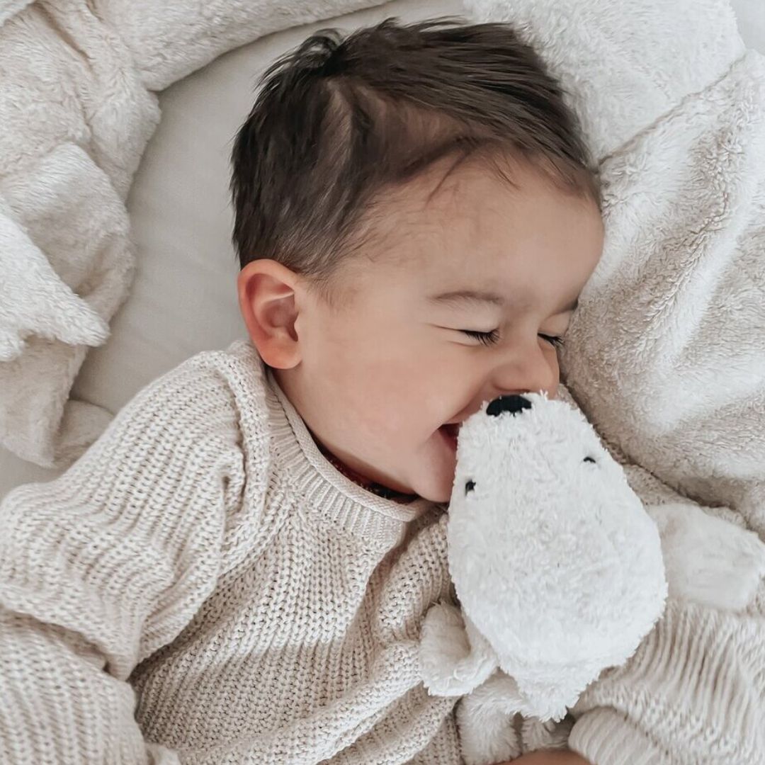 Senger Naturwelt warmteknuffel zeehond met kersenpitten in de kleur wit