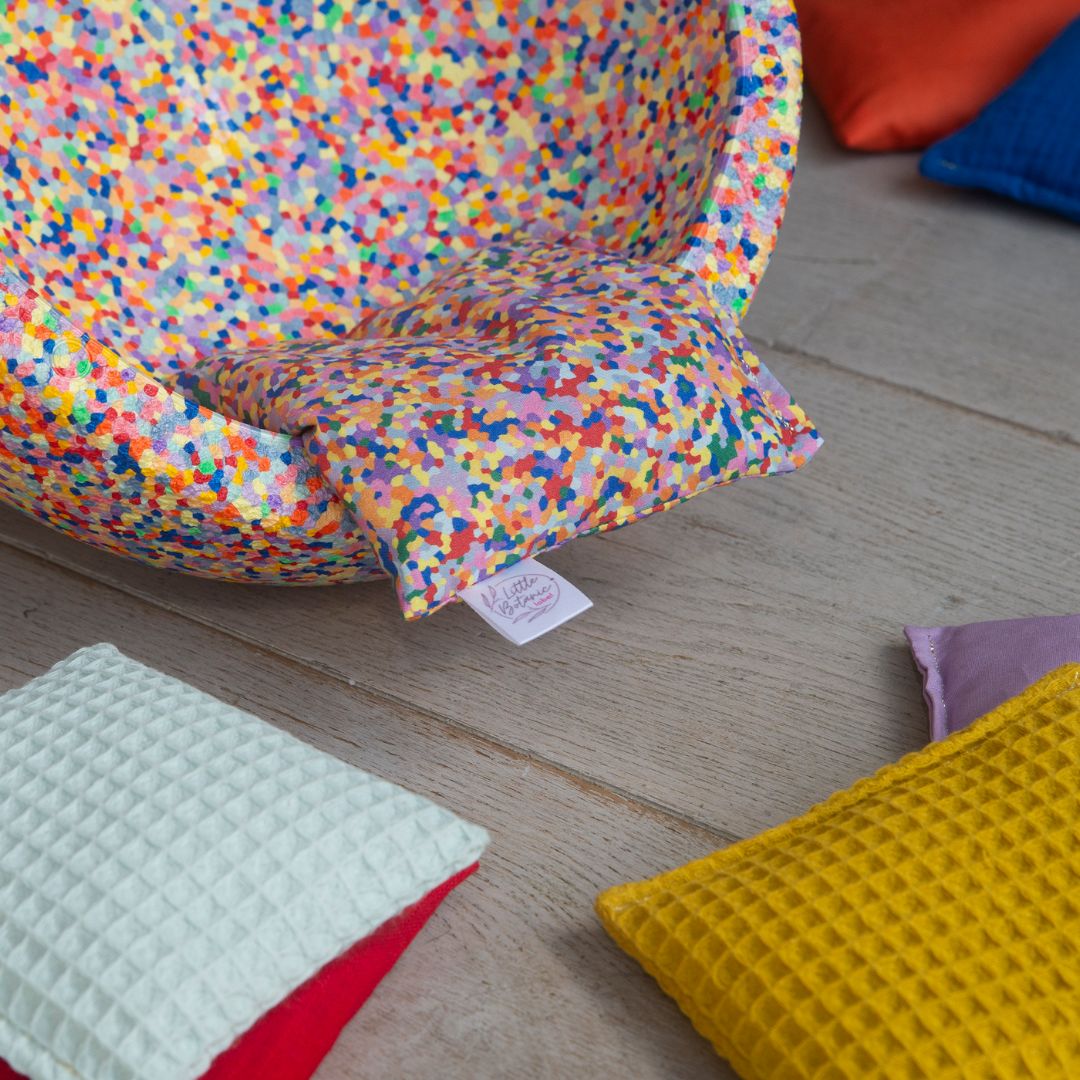 Sensorische pittenzakje van Little Botanic Label in de kleur super confetti