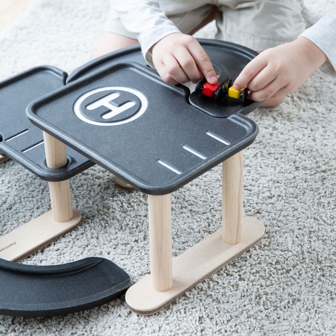 Plantoys parkeergarage van hout met twee auto's