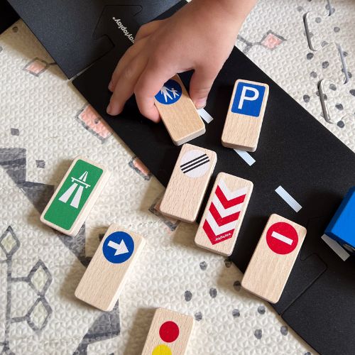 Speelgoedauto accessoires zoals verkeersborden en parkeergarages bij Studio Bambacht