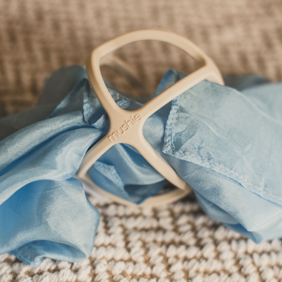 Speelzijde Sarah Silk's in combinatie met bijtspeelgoed van Mushie