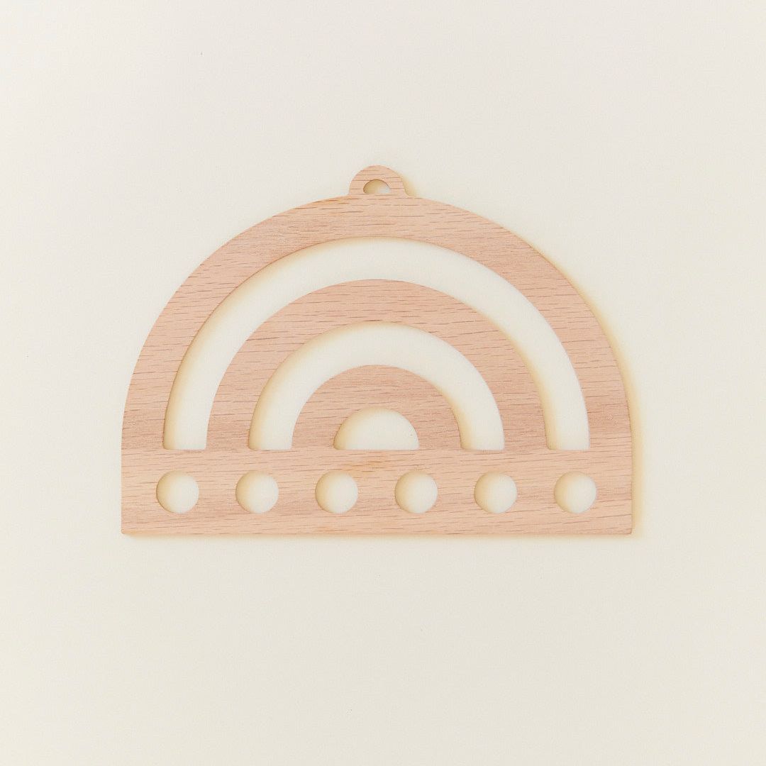 Sarah's Silks houten display voor speelzijde in regenboog vorm