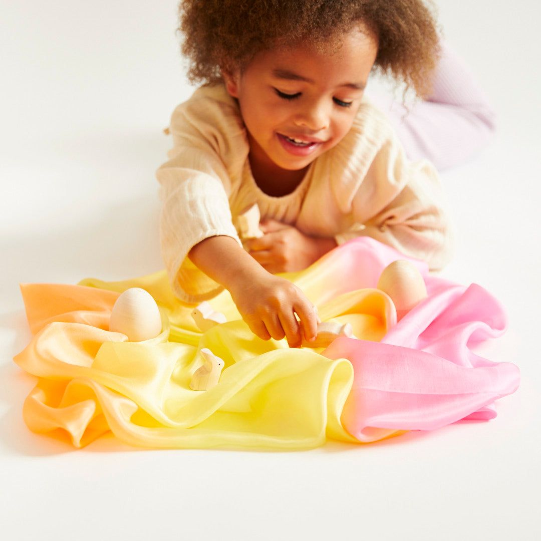 Speelzijde middel van Sarah's Silks in de kleur hummingbird pink roze, geel, oranje