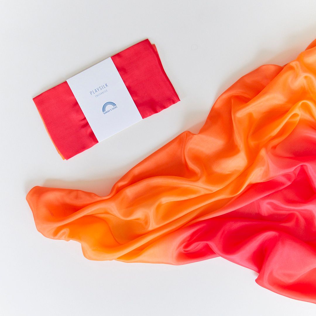 Middel speelzijde doek van Sarah's Silks enchanted collectie in de kleur fire rood oranje