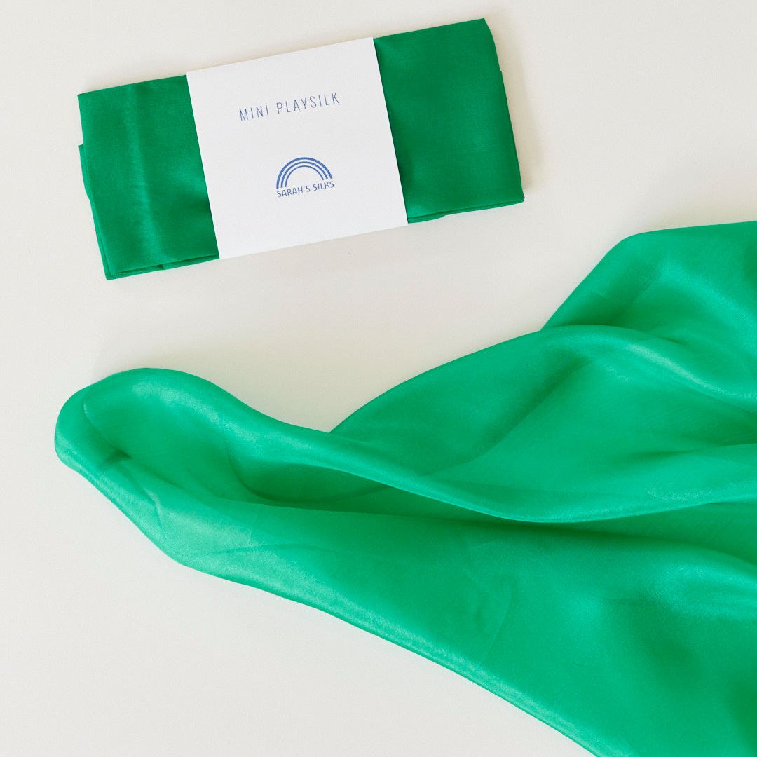 Speelzijde mini van 53 bij 53 cm in groene kleur emerald van Sarah's Silks