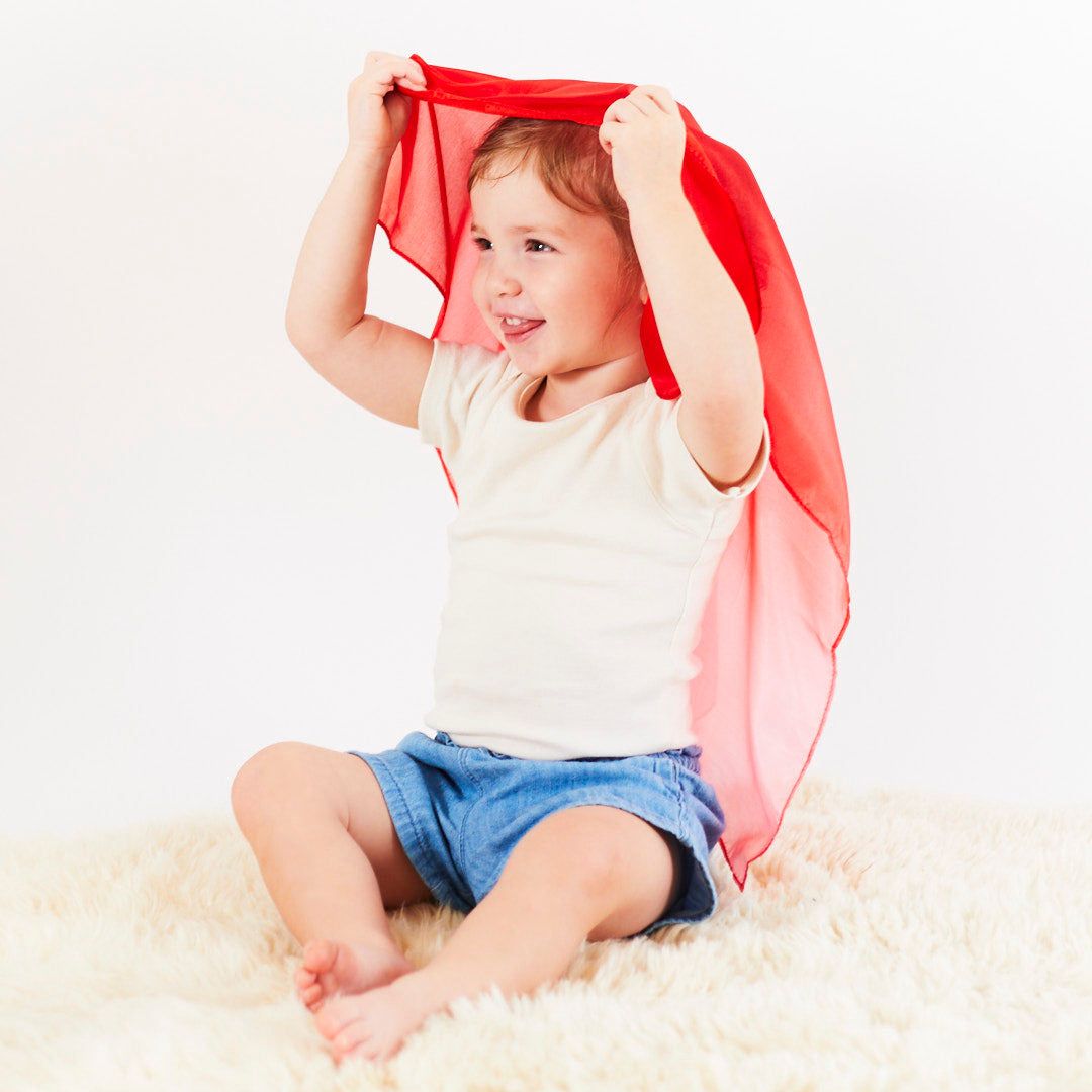 Mini speelzijde van Sarah's Silks uit de valentijnscollectie in de kleur Strawberry rood