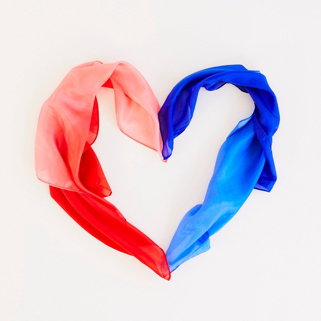 Mini speelzijde van Sarah's Silks uit de valentijnscollectie in de kleur Strawberry rood