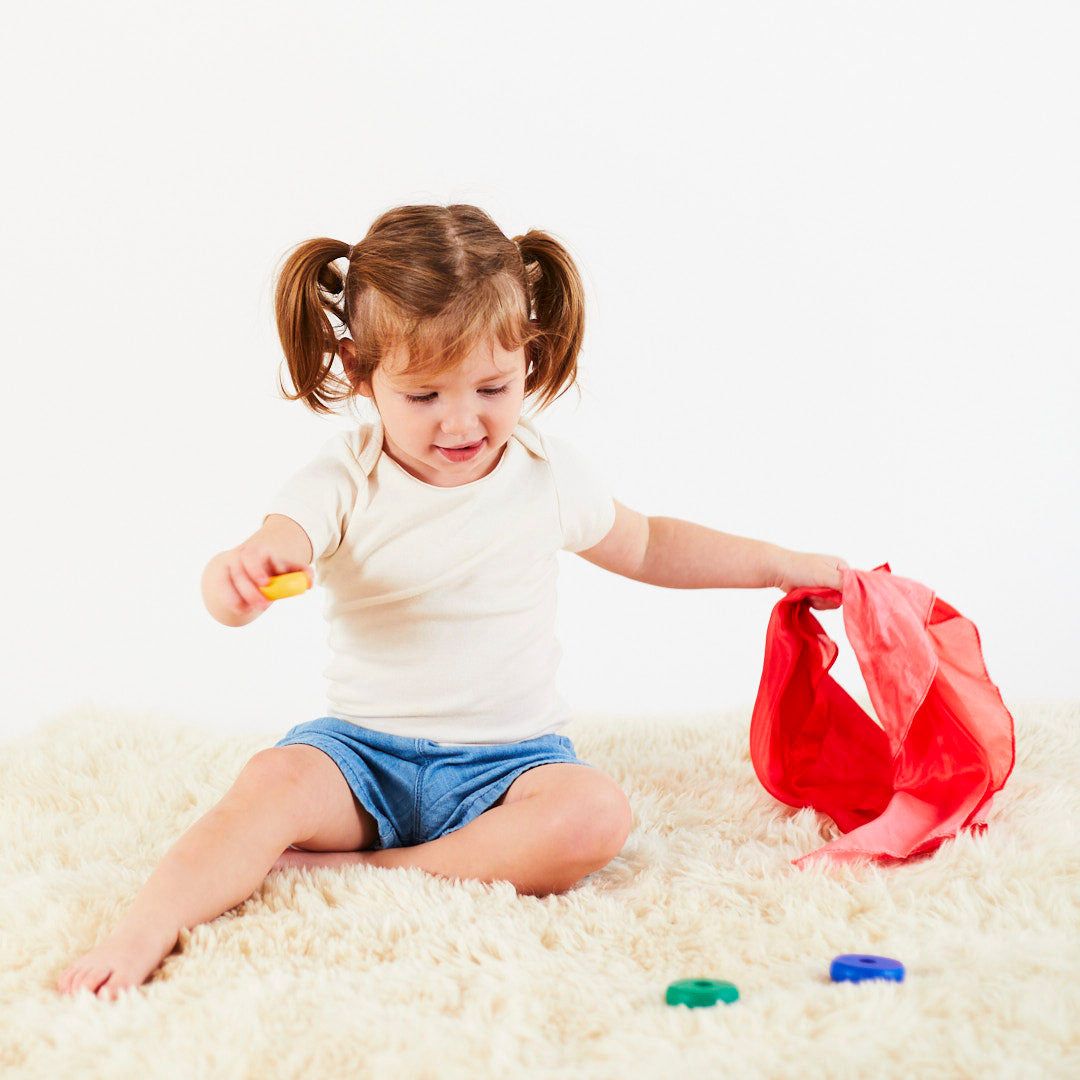 Mini speelzijde van Sarah's Silks uit de valentijnscollectie in de kleur Strawberry rood