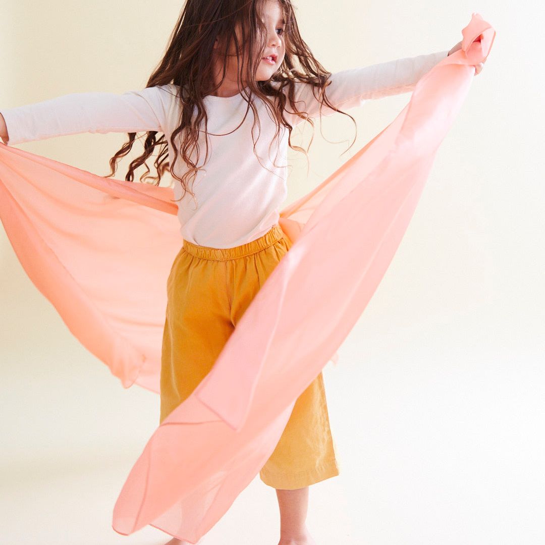 Sarah's Silks speelzijde in de perzikoranje kleur peach in middel formaat van 88 bij 88 cm