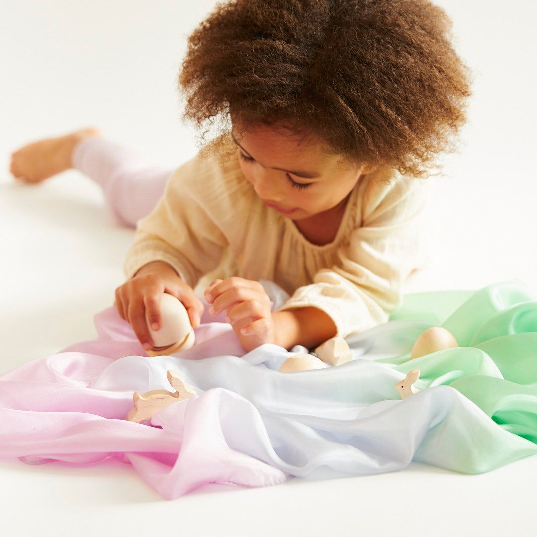 Speelzijde middel van Sarah's Silks in de kleur egg blue groen, paars, roze