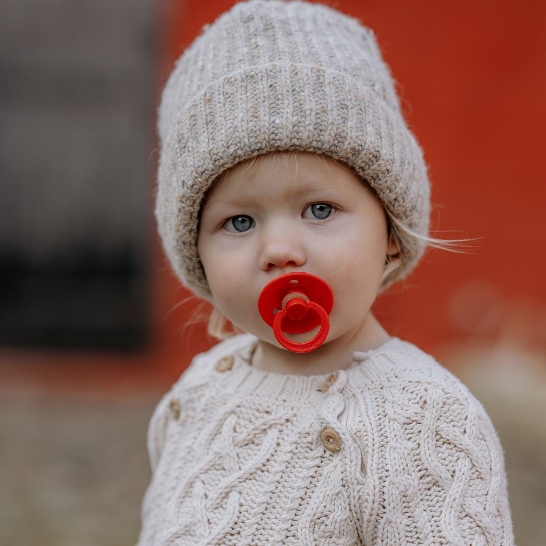 BIBS Colour rondvormige speen in de rode kleur Candy Apple