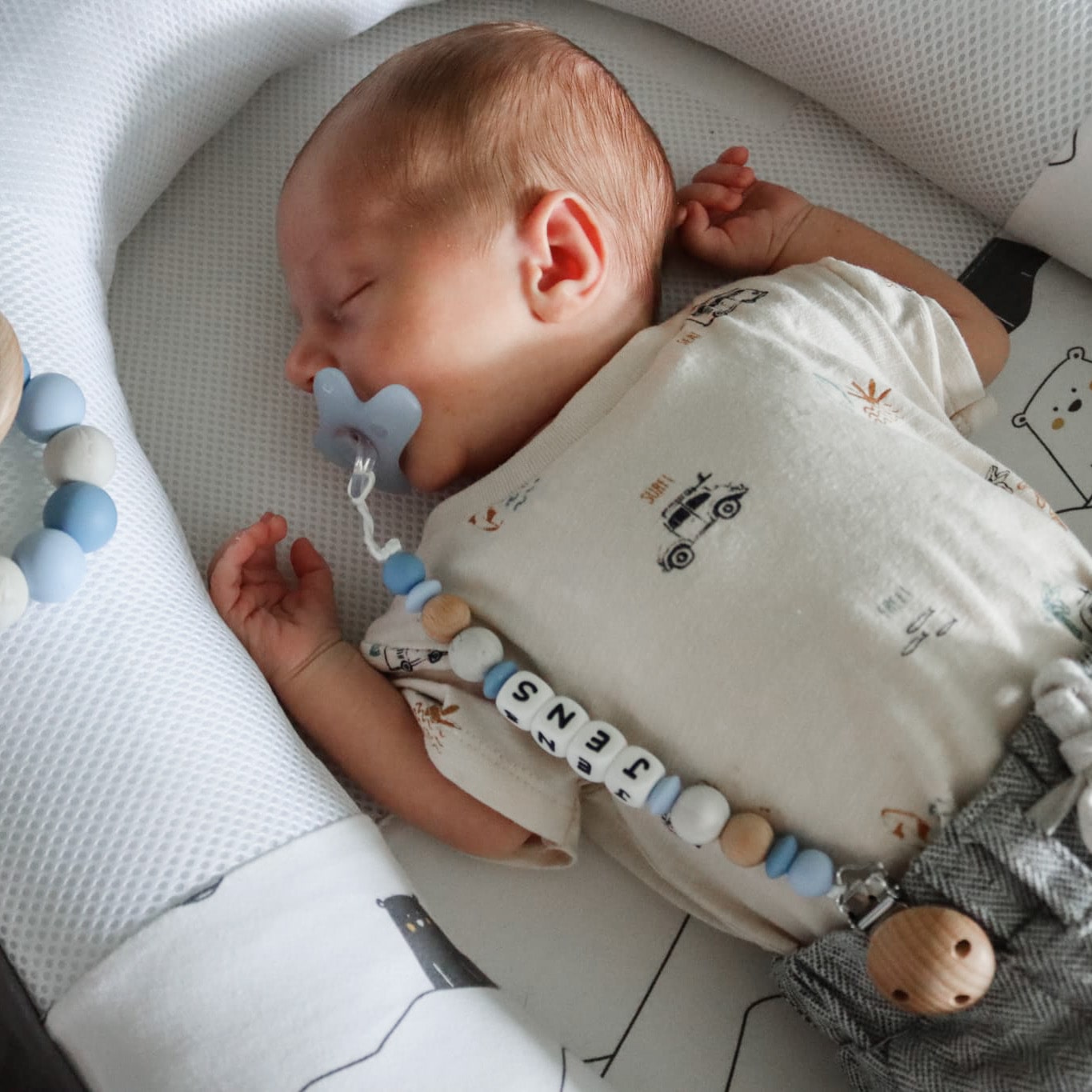 Veilig en uniek speenkoord met naam van Studio Bambacht in wit en blauw