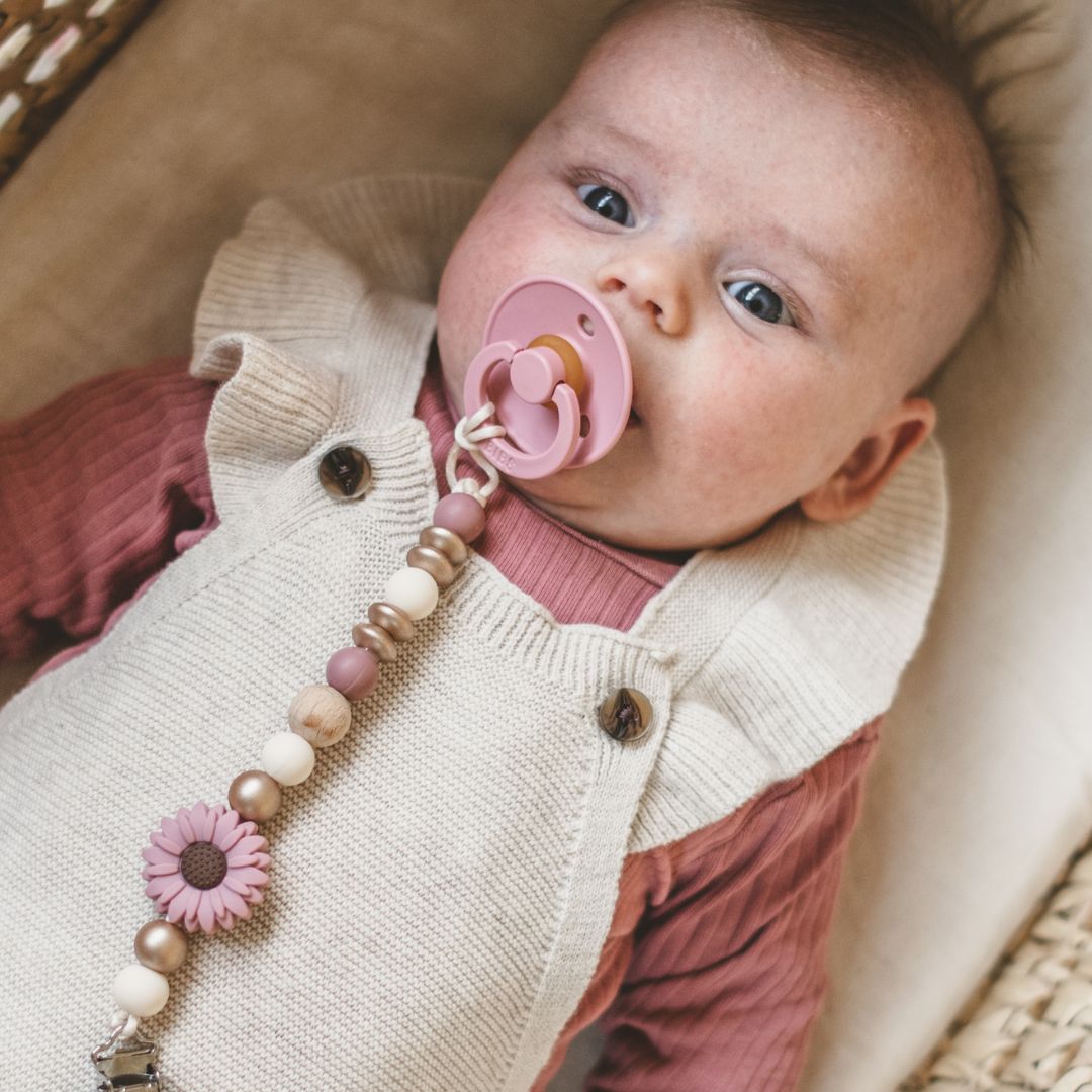 speenkoord zonder naam bloem daisy in de kleur oudroze, champagne en wit van Studio Bambacht