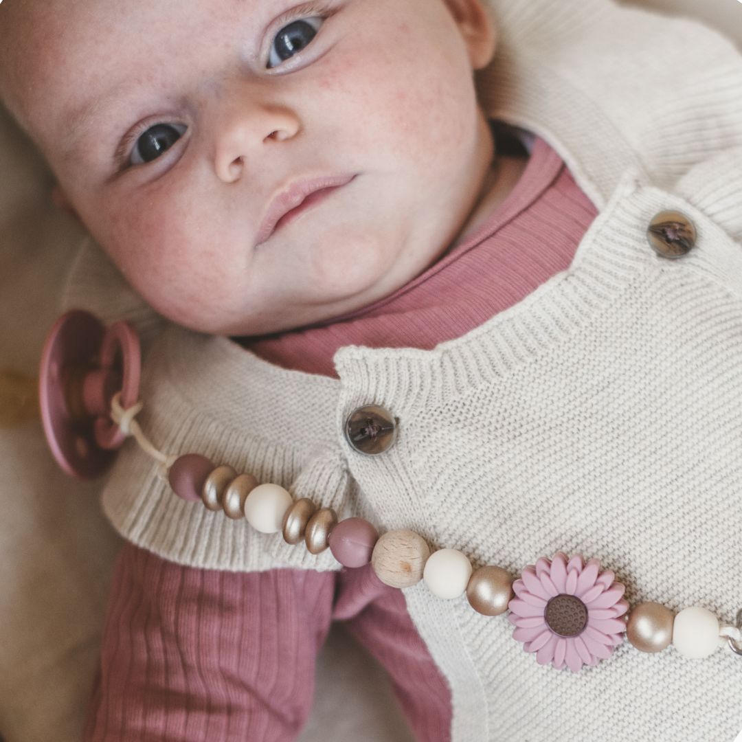 speenkoord zonder naam bloem daisy in de kleur oudroze, champagne en wit van Studio Bambacht