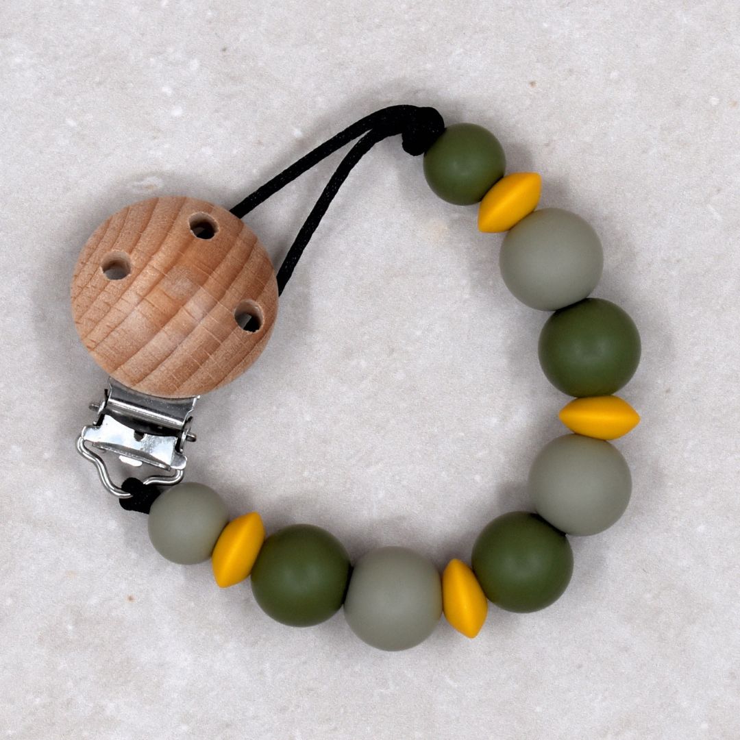 Speenkoord okergeel groen gemaakt door Iris van Studio Bambacht