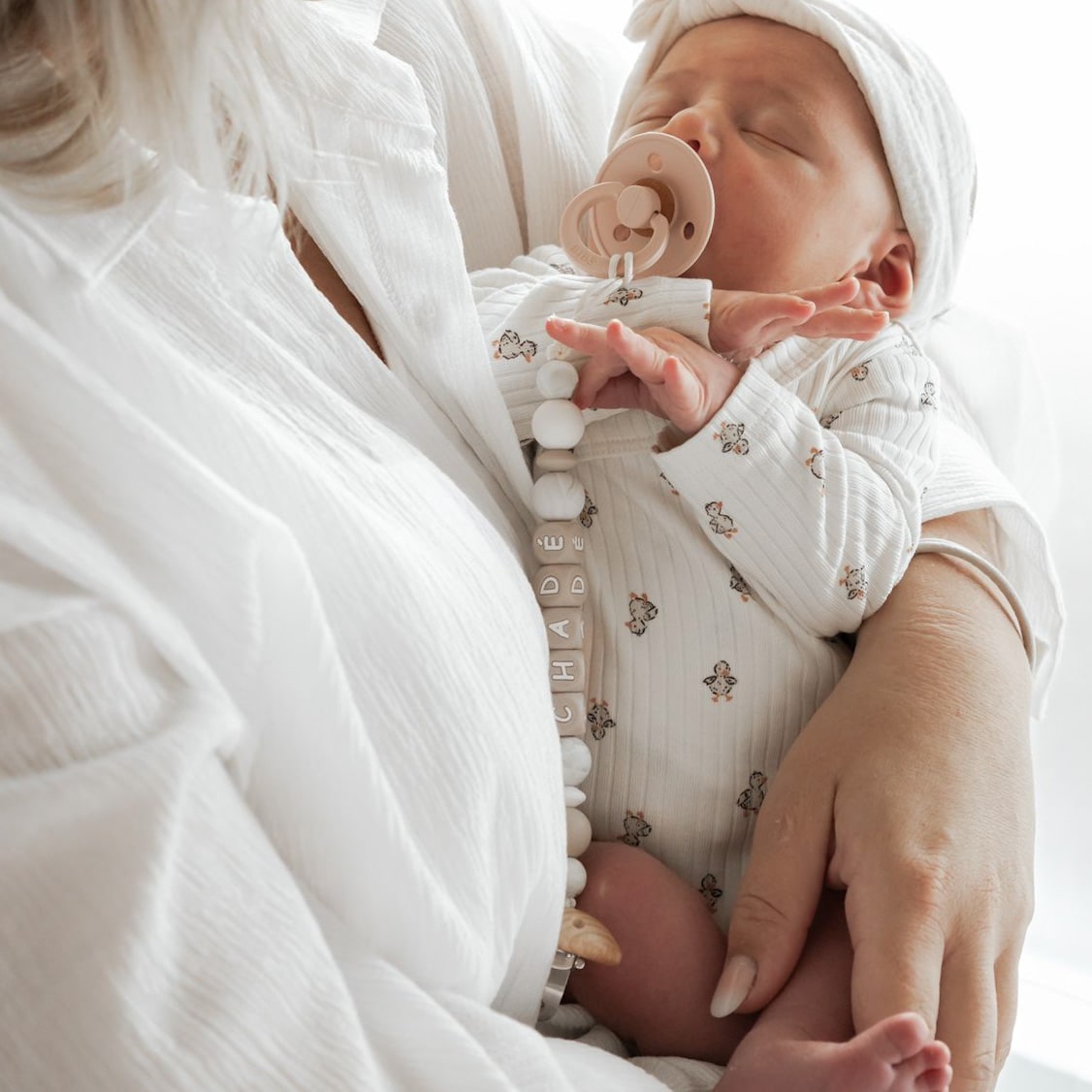 Luxe speenkoord met naam marmer taupe van Studio Bambacht