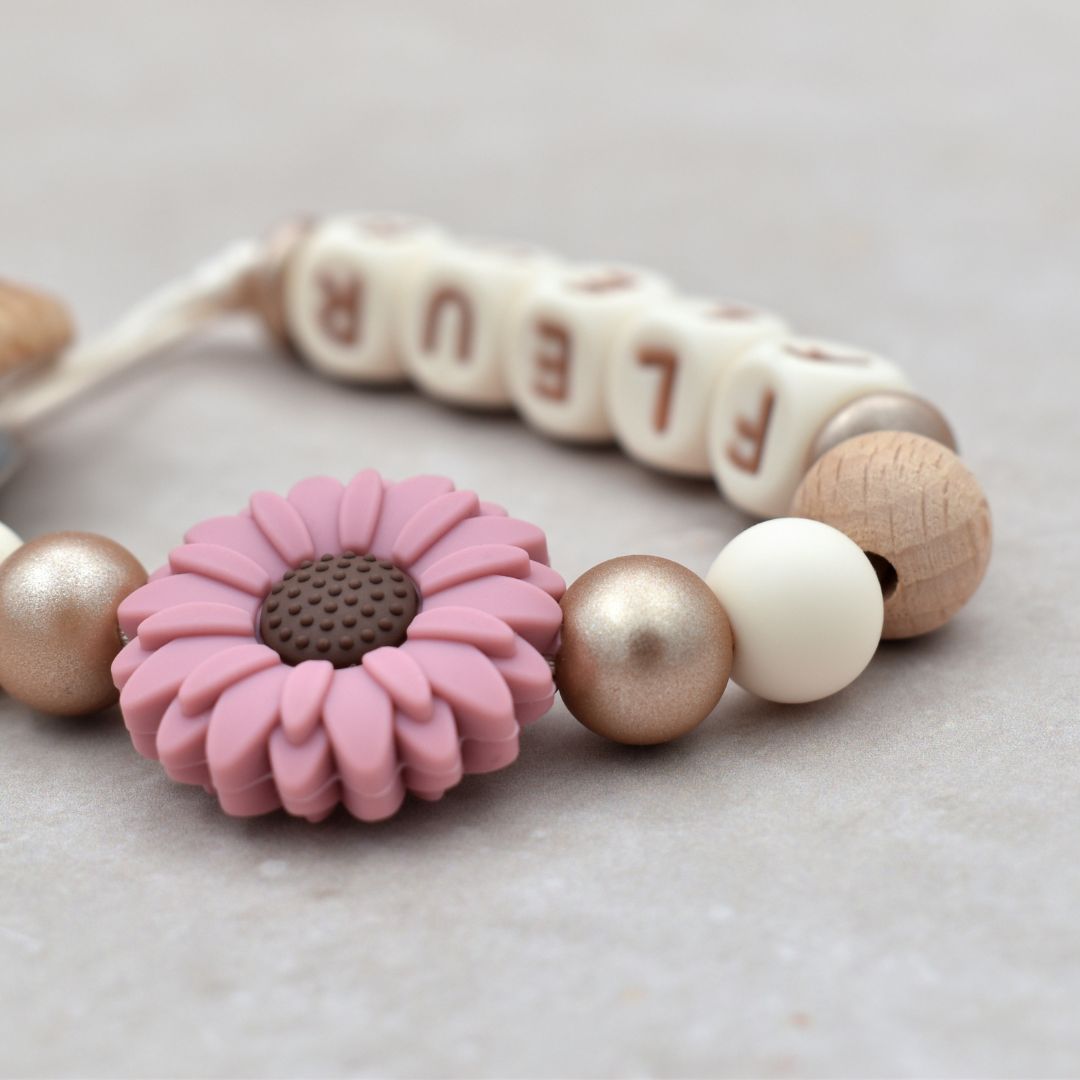 speenkoord met naam daisy oudroze en wit van Studio Bambacht