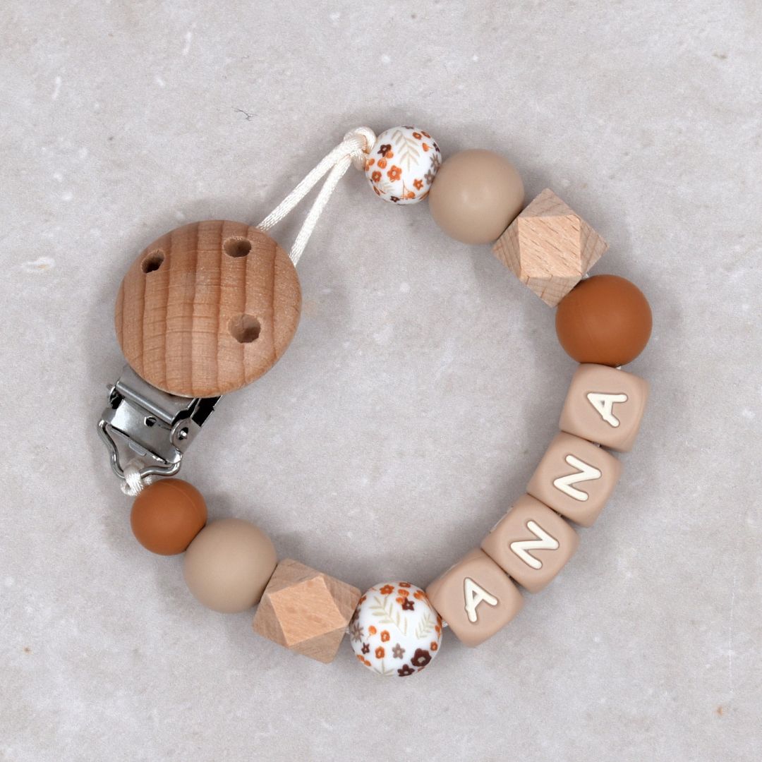 Speenkoord met naam bloemenprint bruin beige van Studio Bambacht