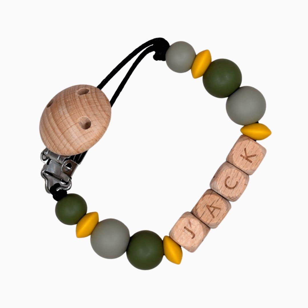 Speenkoord met naam okergeel groen met houten letters gemaakt door Iris van Studio Bambacht