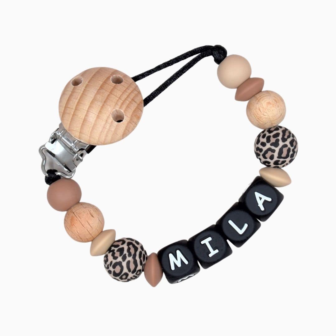 Speenkoord met naam in de kleuren luipaard beige zwart en hazelnoot bruin van Studio Bambacht