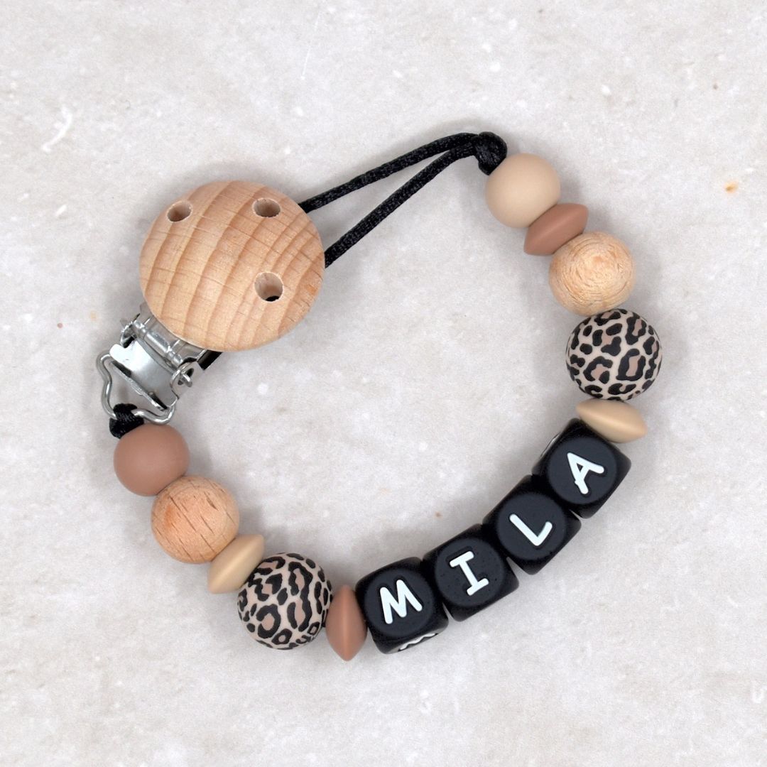 Speenkoord met naam in de kleuren luipaard beige zwart en hazelnoot bruin van Studio Bambacht