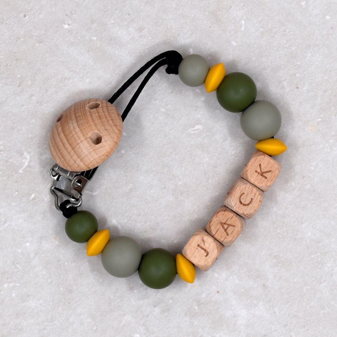 Speenkoord met naam okergeel groen met houten letters gemaakt door Iris van Studio Bambacht