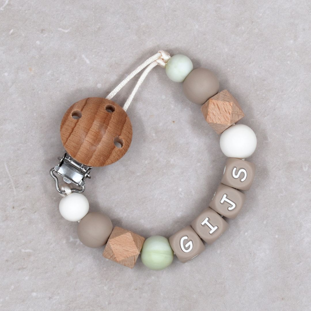 Speenkoord met naam in de kleuren taupe, wit en marmer groen van Studio Bambacht