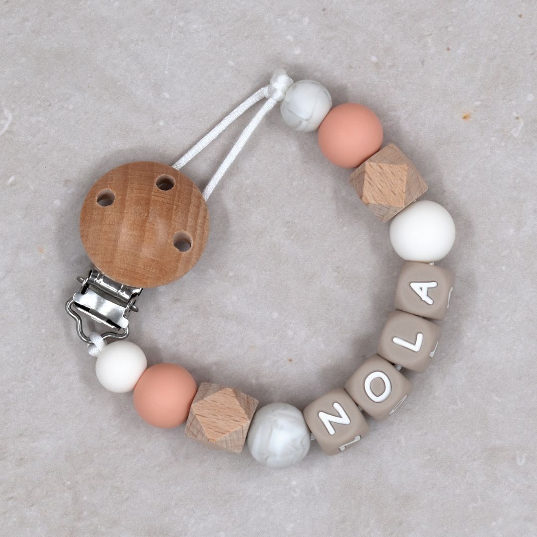 Speenkoord met naam zalmroze met marmer door Iris van Studio Bambacht