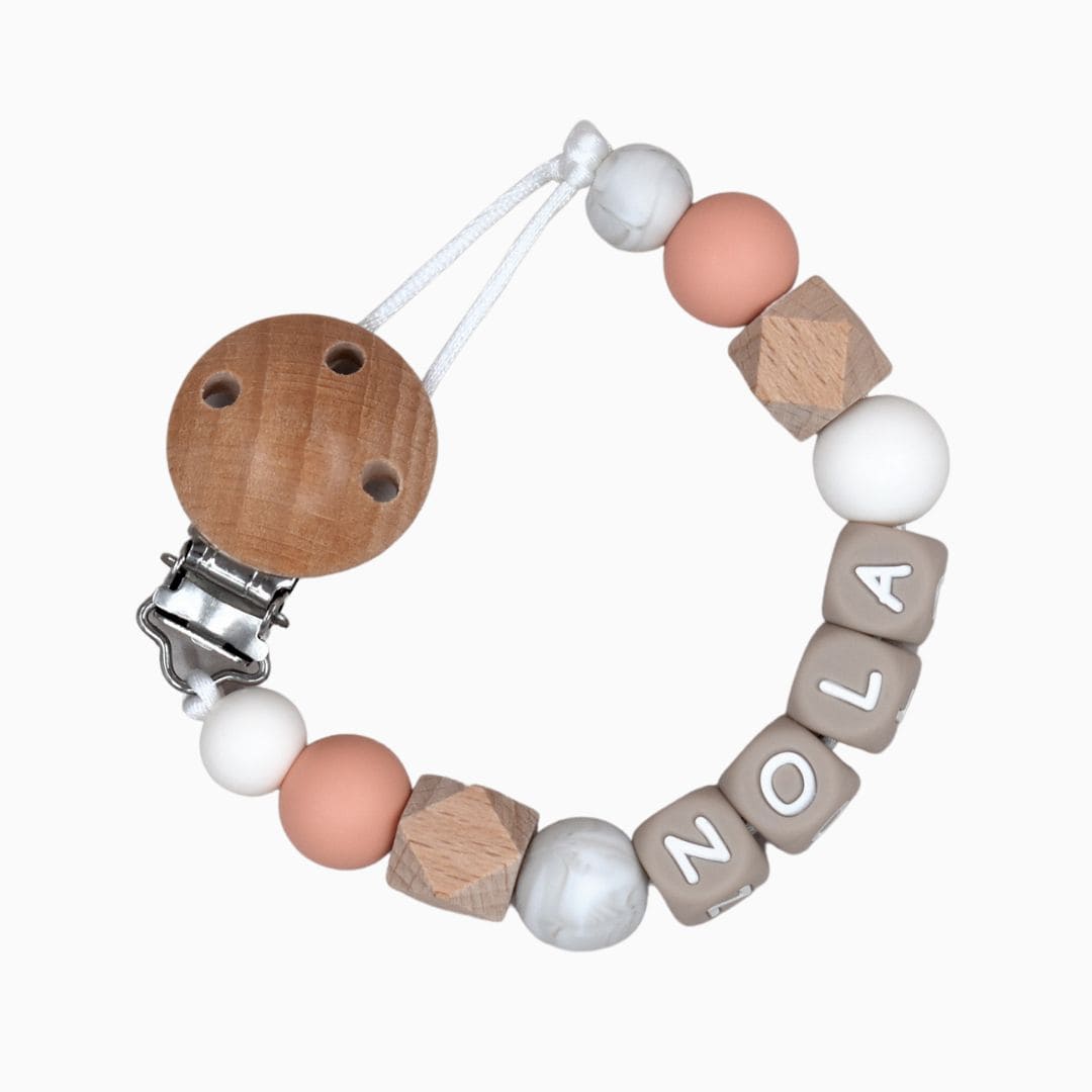 Speenkoord met naam zalmroze met marmer door Iris van Studio Bambacht