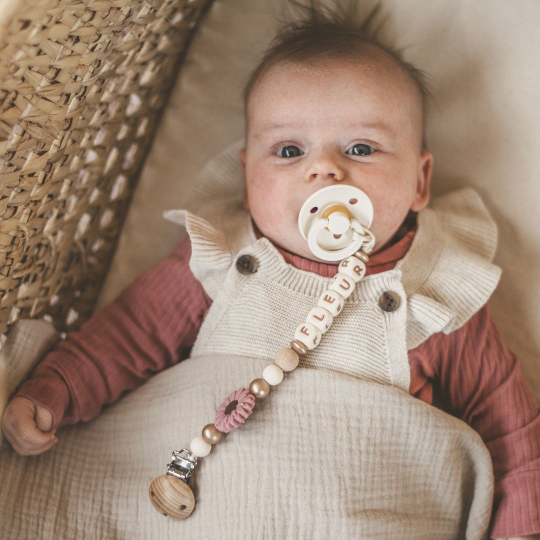 speenkoord met naam daisy oudroze en wit van Studio Bambacht