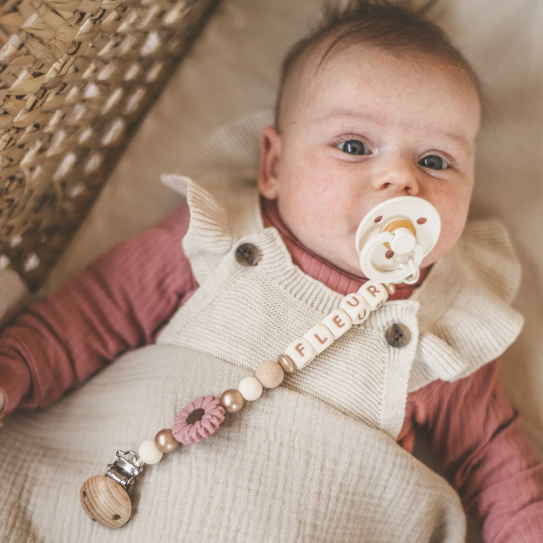 speenkoord met naam daisy oudroze en wit van Studio Bambacht