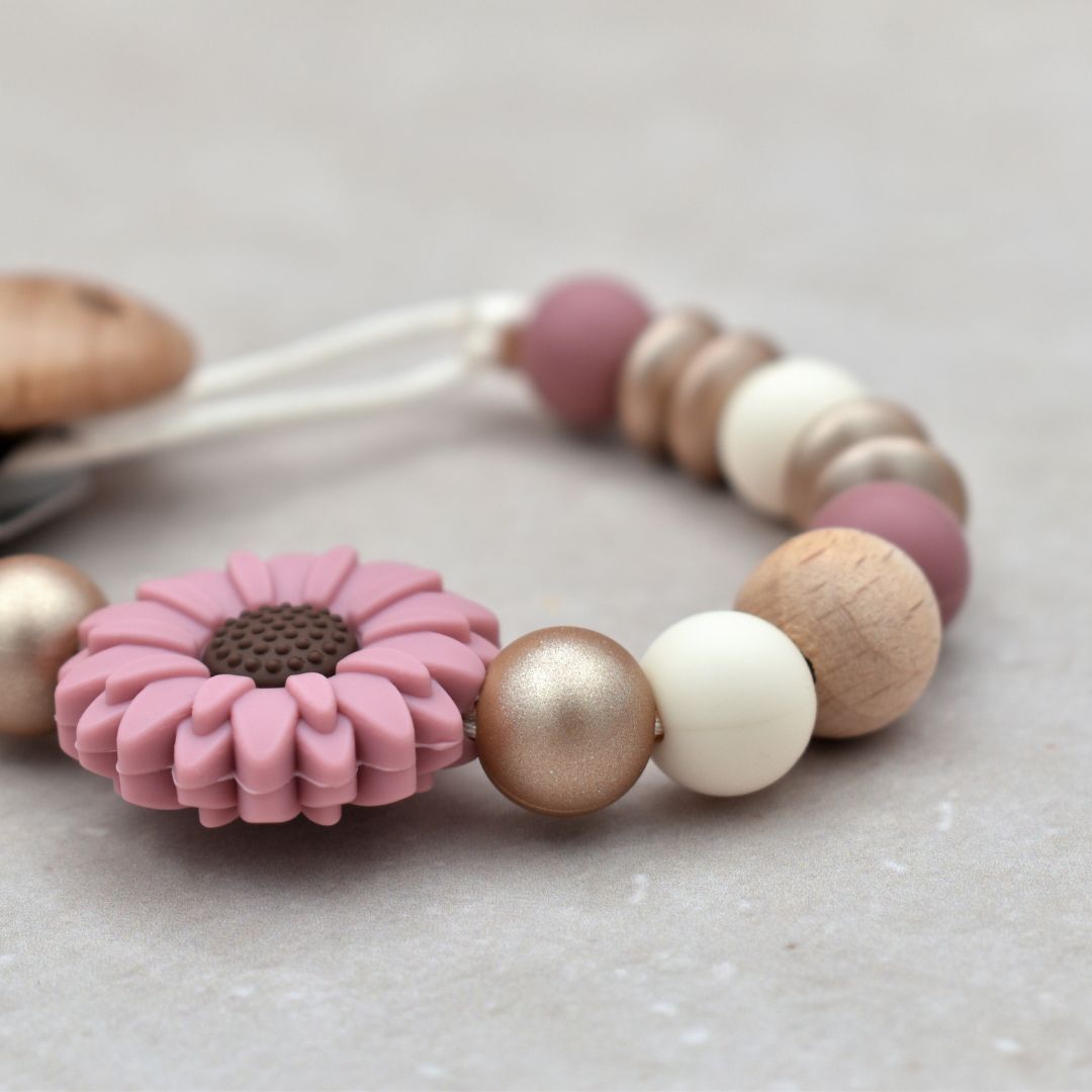 speenkoord zonder naam bloem daisy in de kleur oudroze, champagne en wit van Studio Bambacht