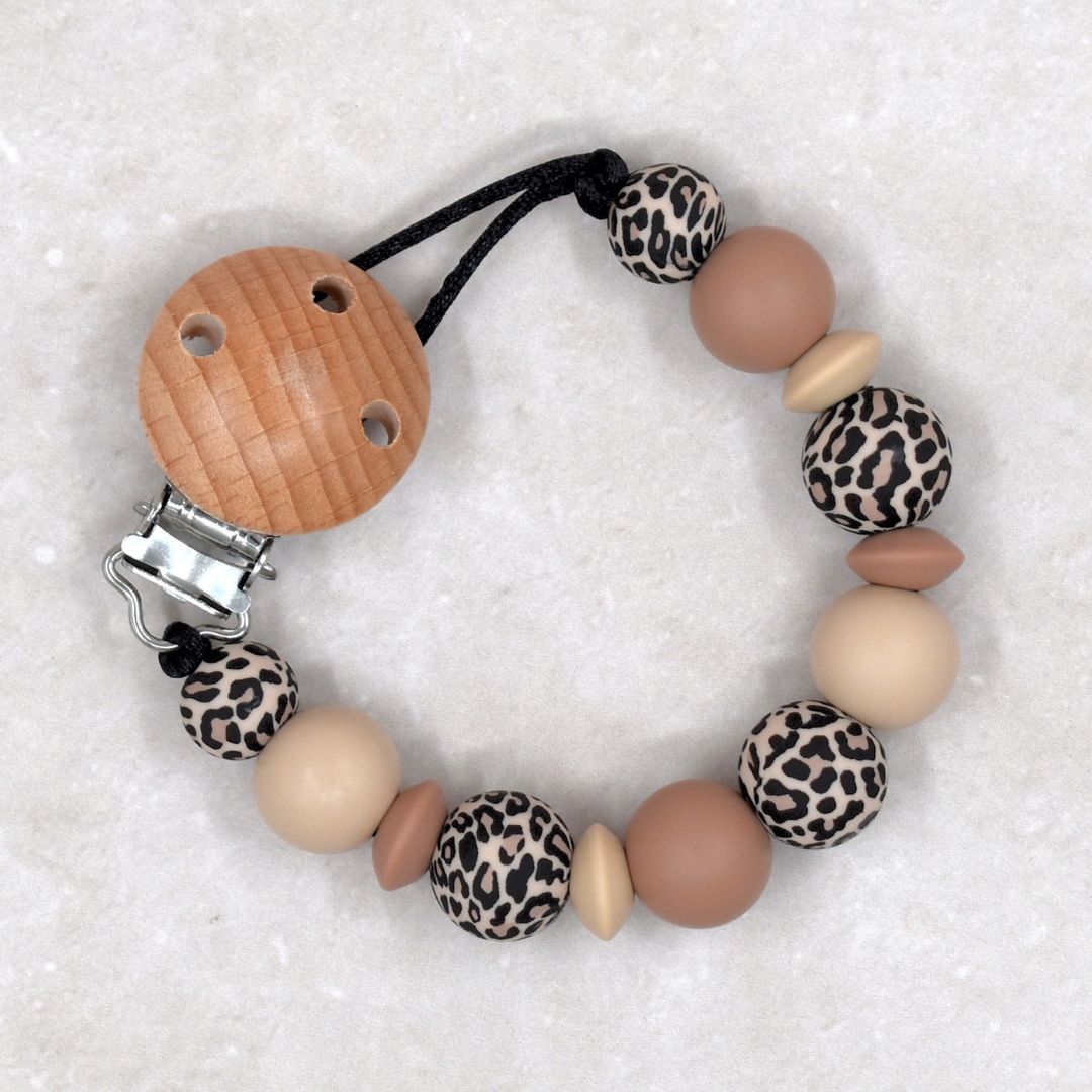 Speenkoord zonder naam luipaard, beige hazelnoot van Studio Bambacht