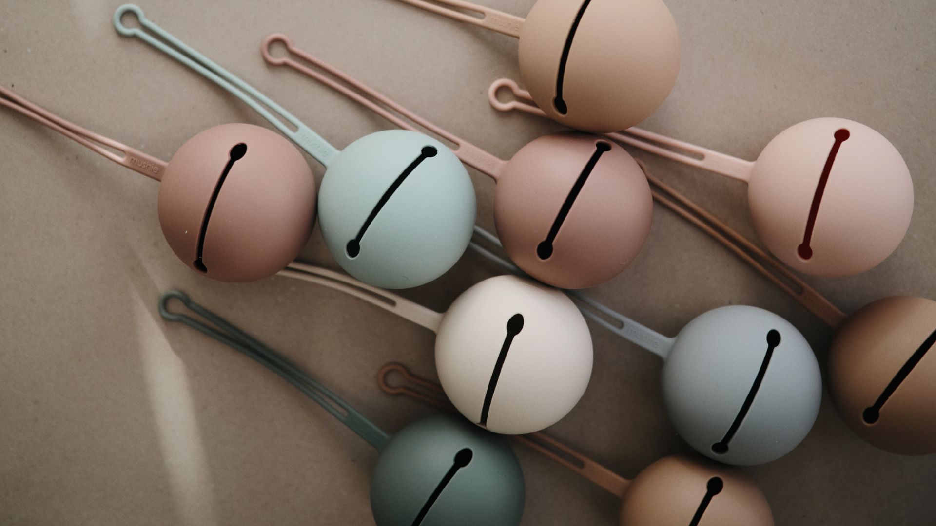 Speenhouders en bewaardoosjes koop je online bij Studio Bambacht