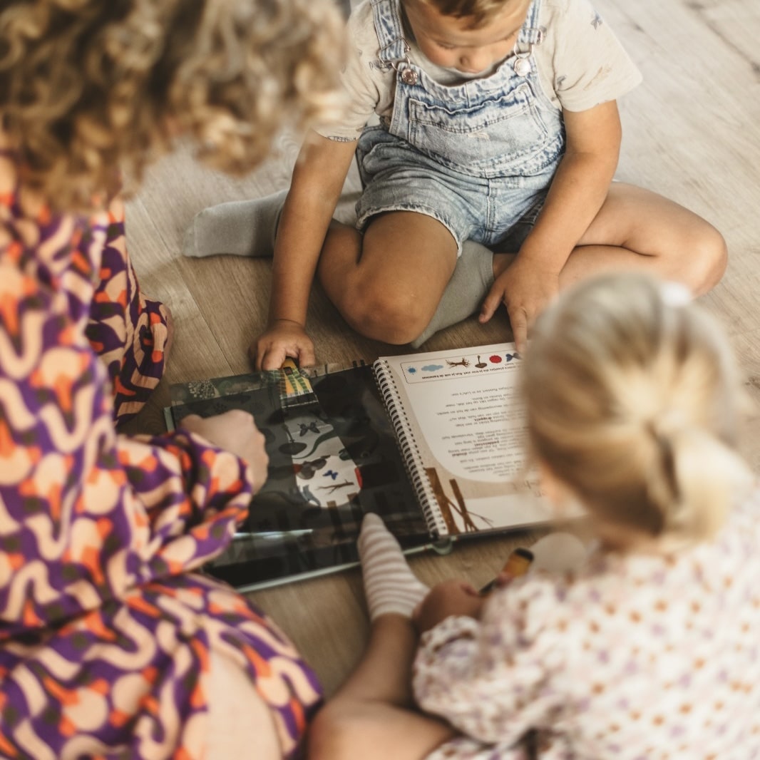 Zaklampboek speuren in het dinobos van Uitgeverij Lantaarn Publishers