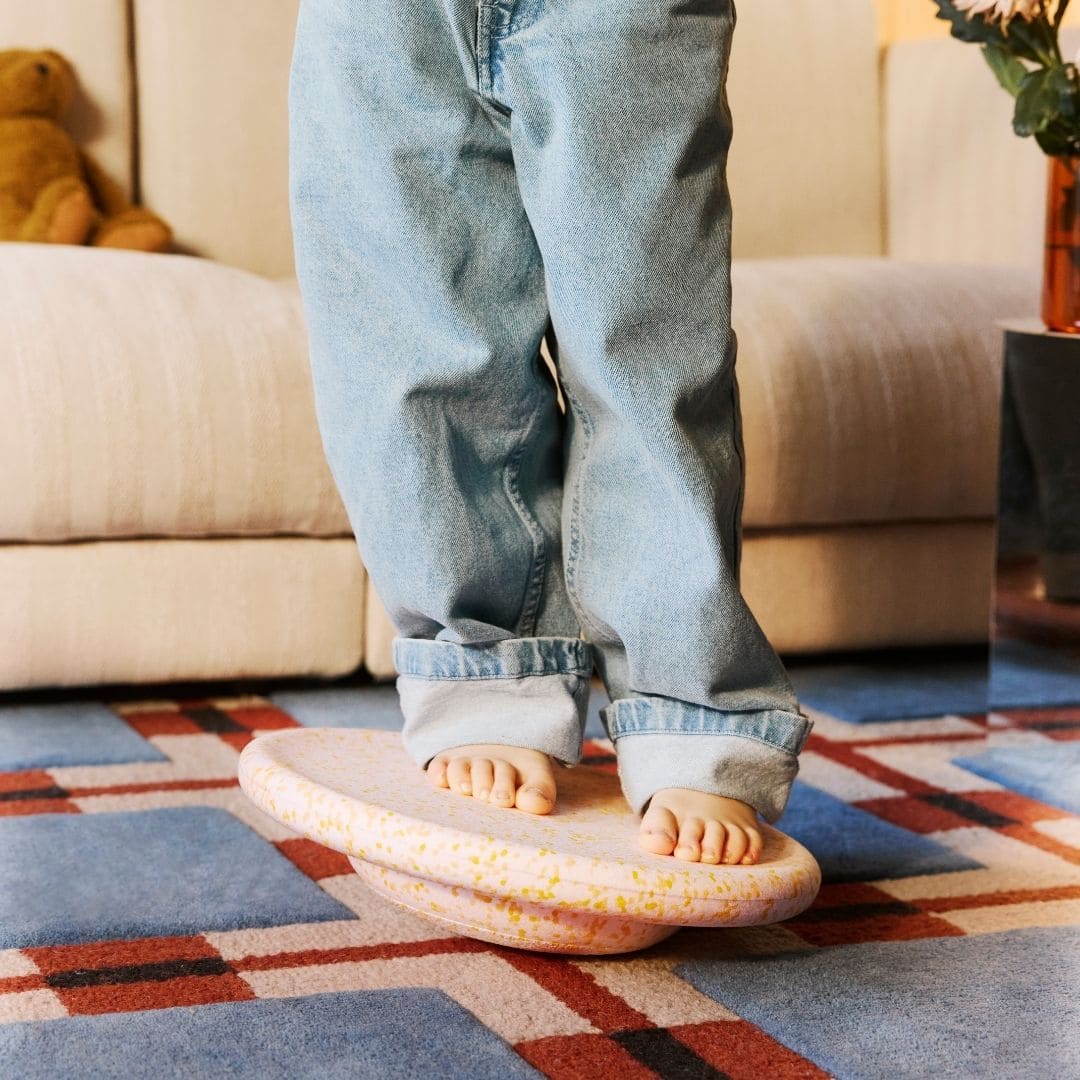 Stapelstein balance board petal in de kleur licht roze met spikkels in licht oranje en geel