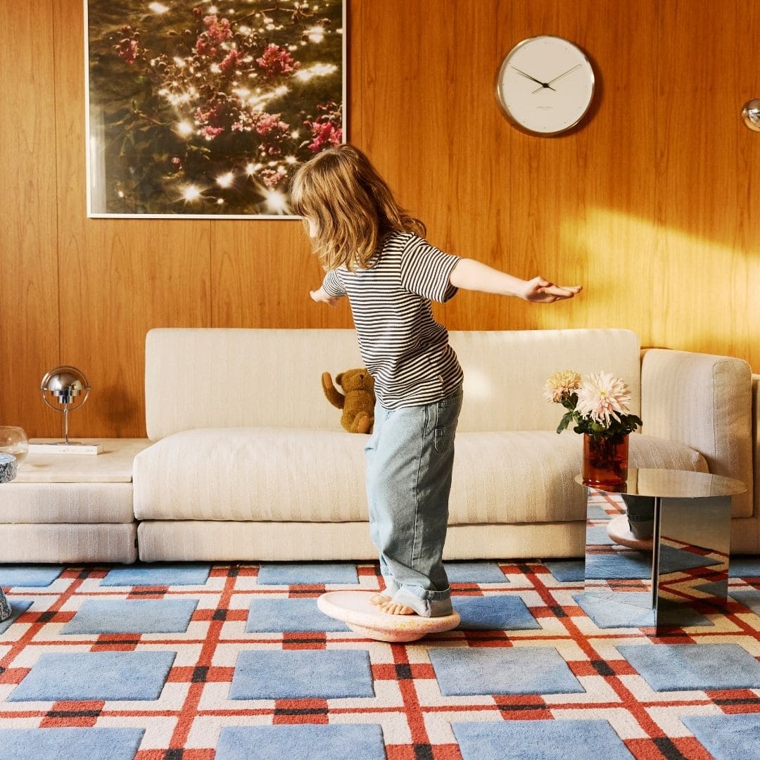 Stapelstein balance board petal in de kleur licht roze met spikkels in licht oranje en geel