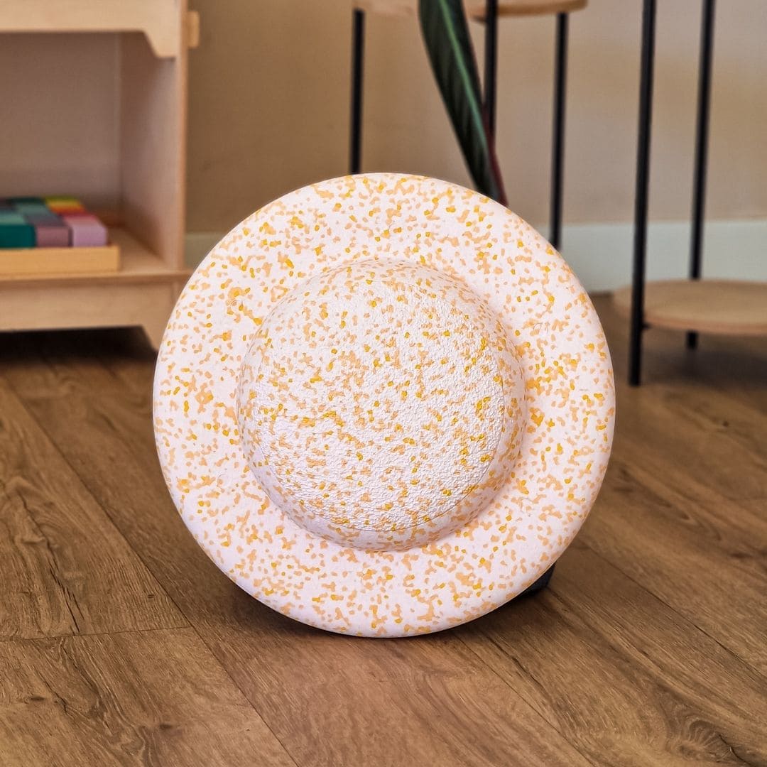 Stapelstein balance board petal in de kleur licht roze met spikkels in licht oranje en geel