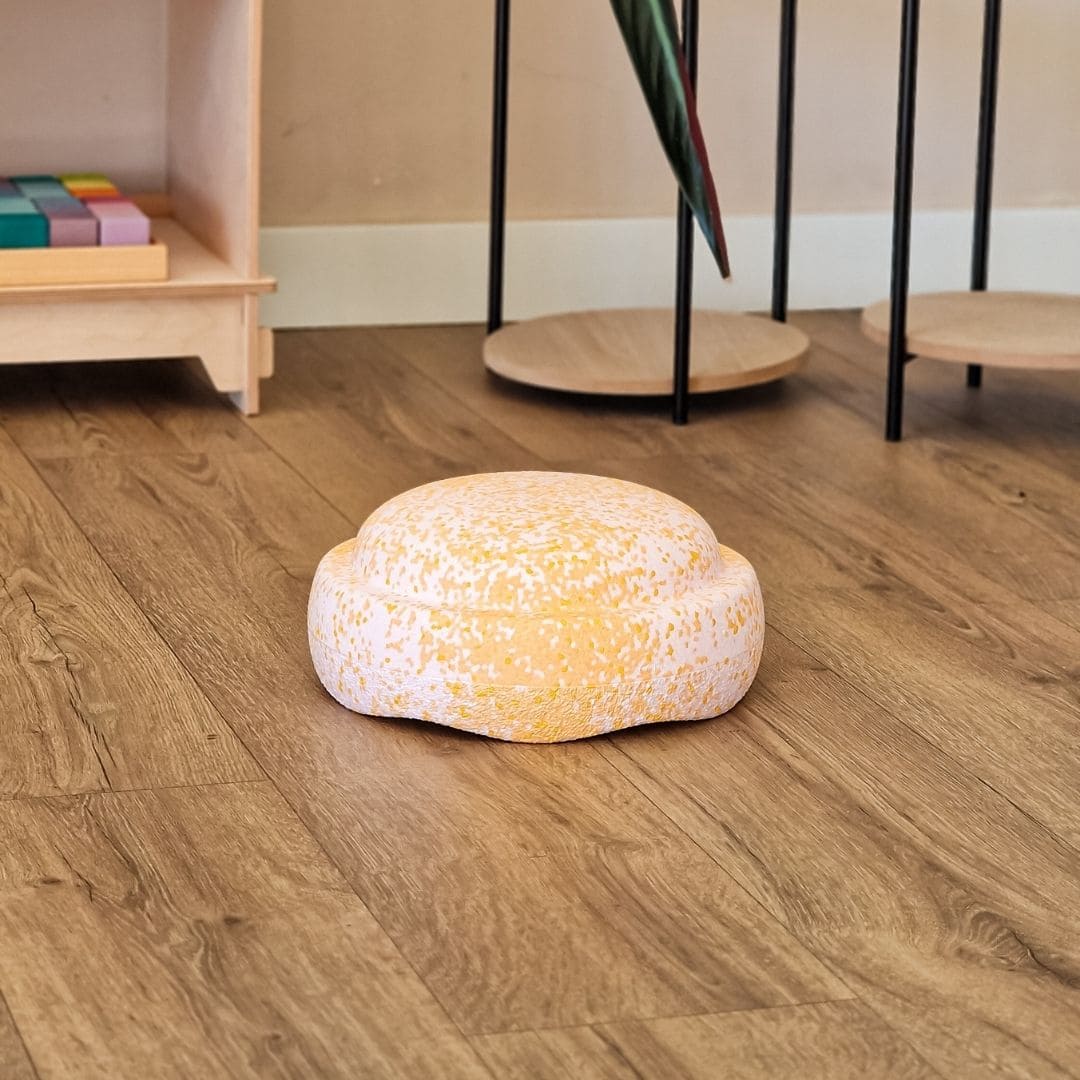 Stapelstein Spring Special steen petal licht roze met gele en oranje spikkels