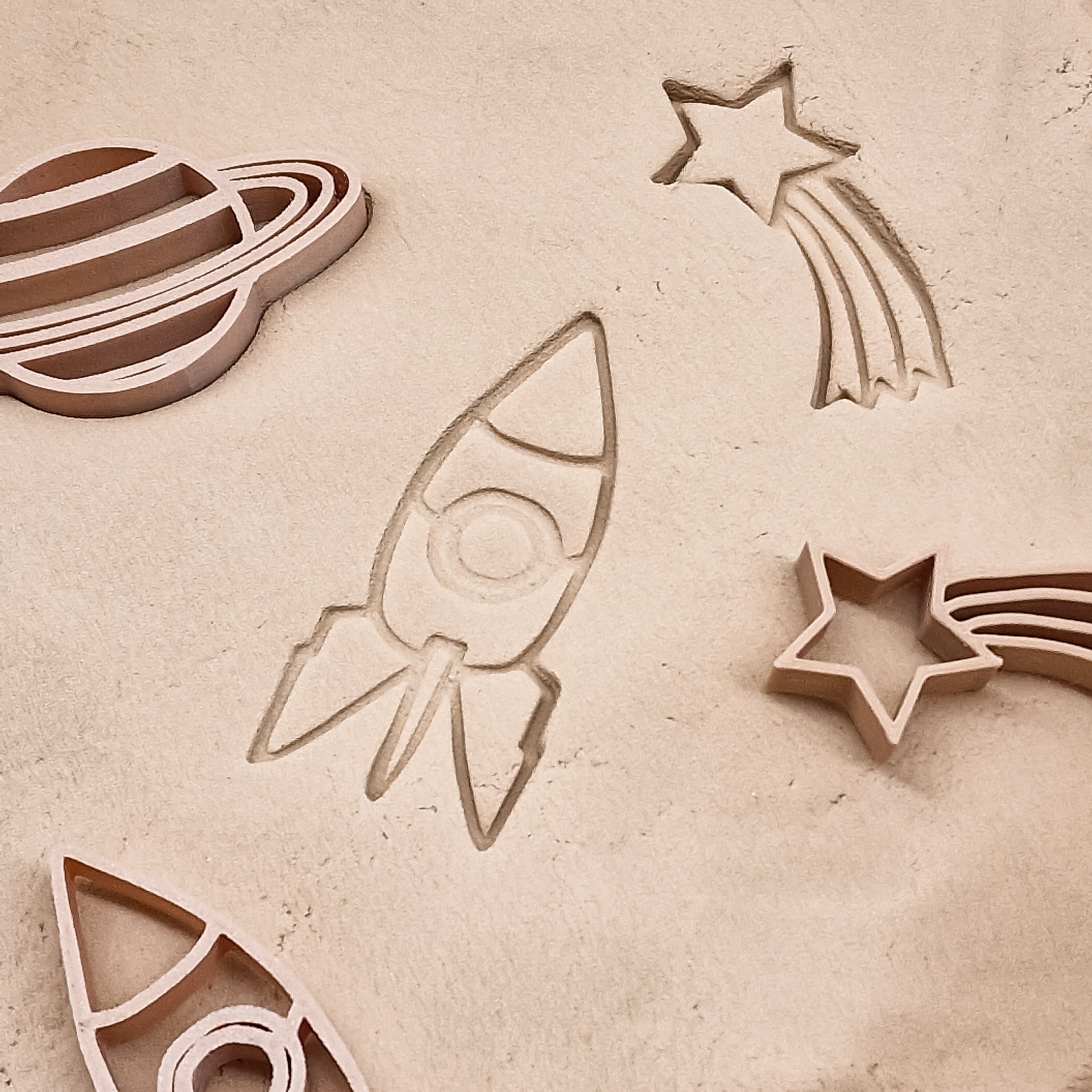 Grennn kinetisch zand vormpjes ruimte met planeet, raket en vallende ster