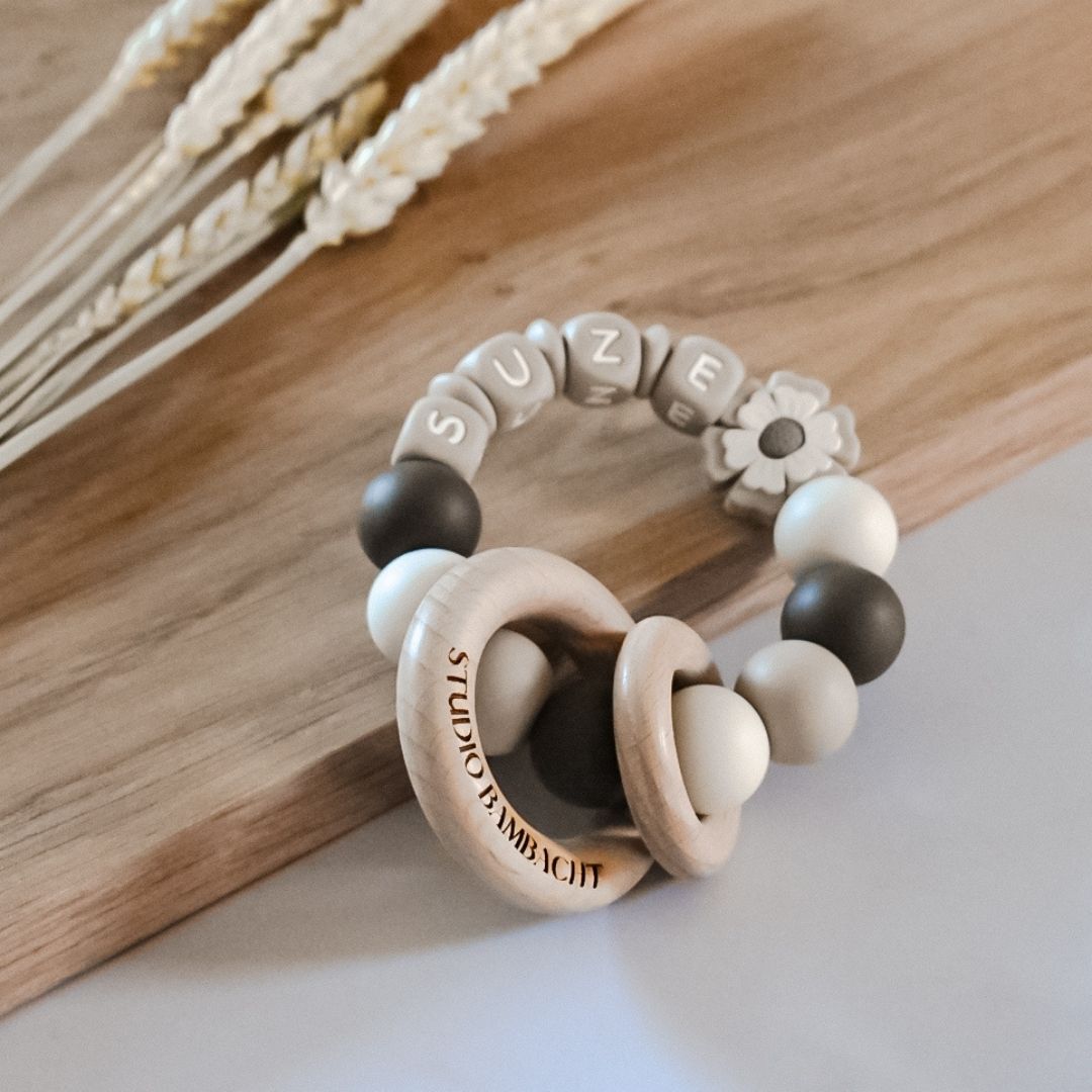 Bijtring met naam donker beige bloem - Studio Bambacht