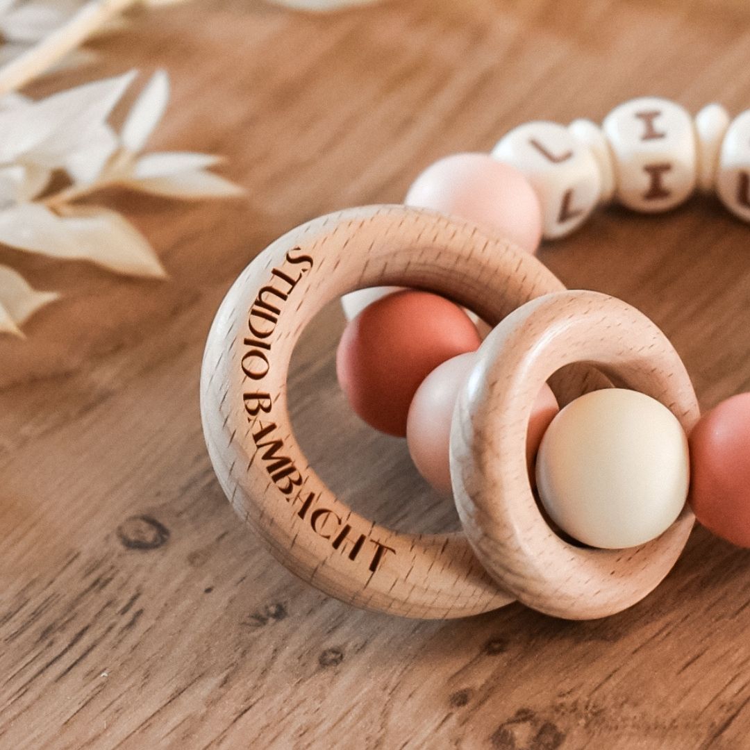 Studio Bambacht bijtring met naam in de kleur donker zalmroze met bloem